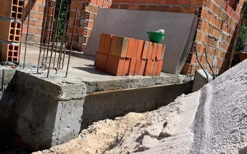 Construção de parede em tijolo e cimento.