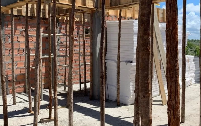 Construção com tijolos e tábuas empilhadas.