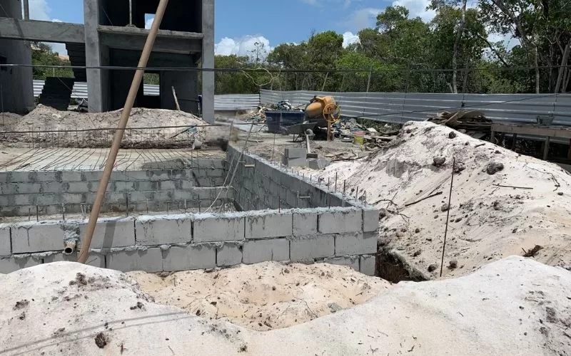 Construção de edifício com cimento e areia.