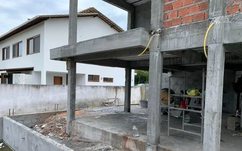 Construção de casa em andamento com estrutura de betão.