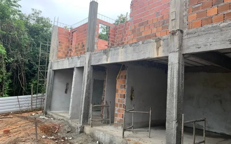 Construção de edifício residencial em estrutura de betão armado.