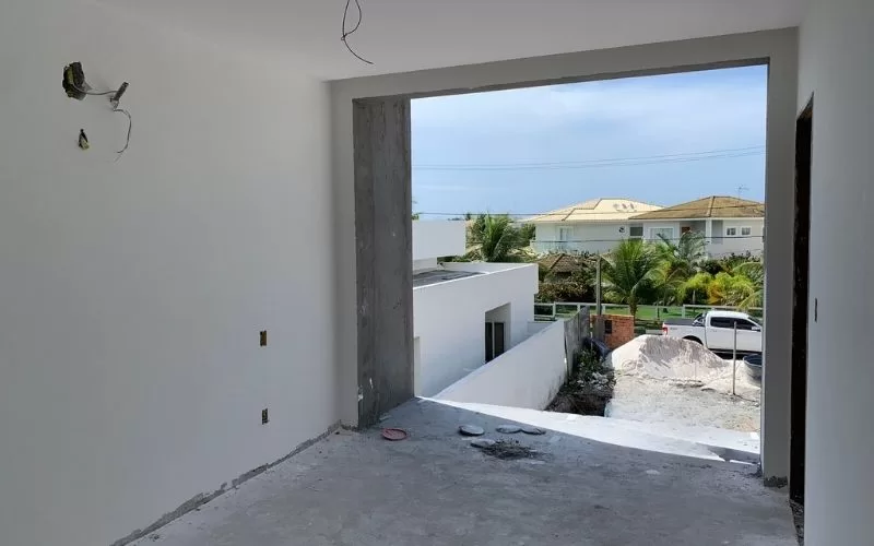 Sala em construção com vista para exterior.