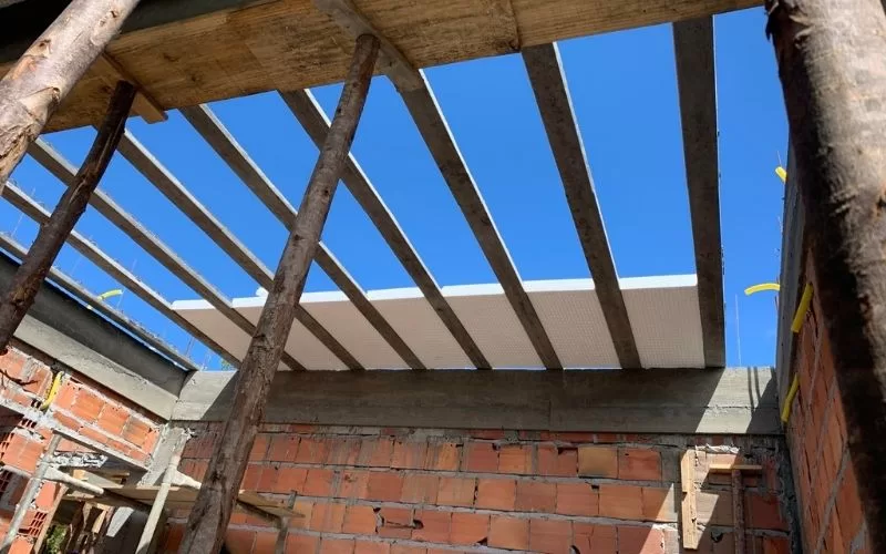 Estrutura de construção com céu azul ao fundo.