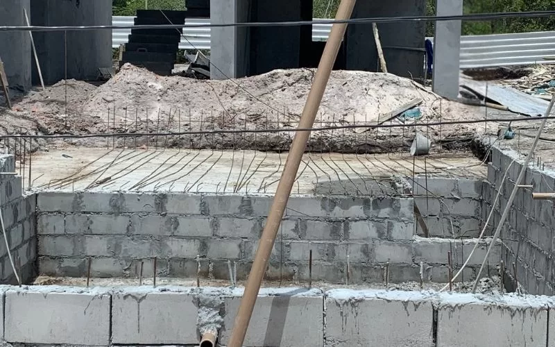 Construção inicial de piscina com estrutura em cimento.