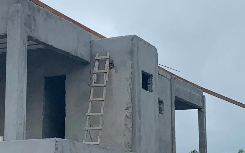 Construção de edifício com paredes de betão cinzento.