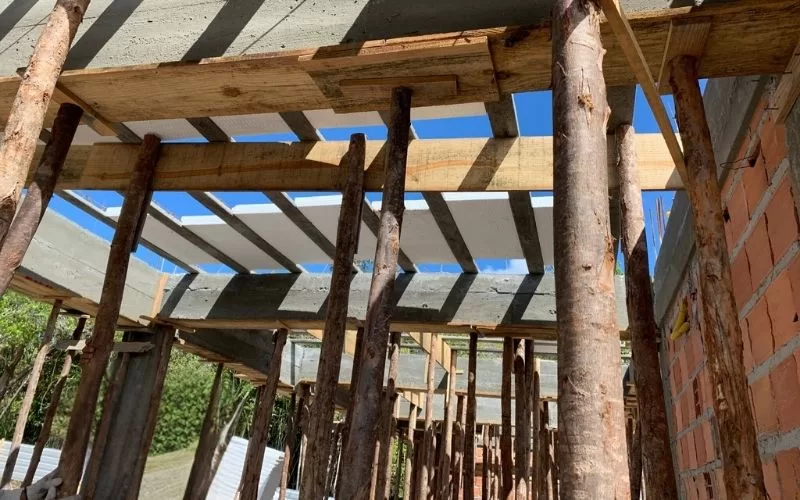 Construção de edifício com estrutura de madeira.