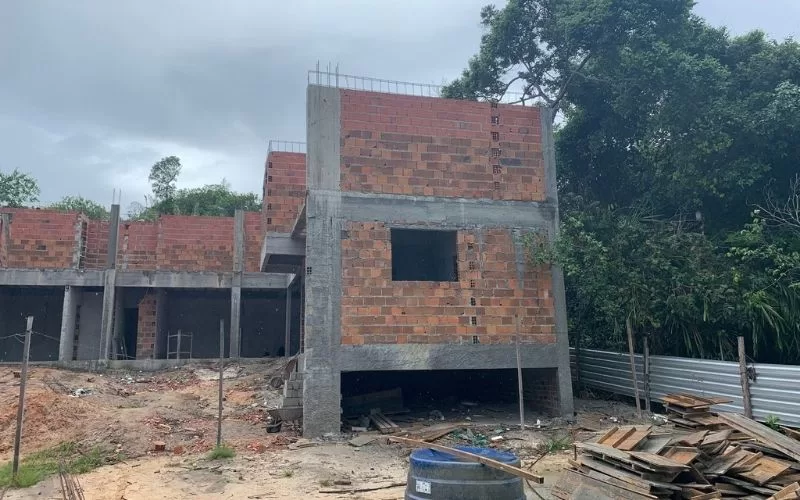 Construção de prédio em tijolos e concreto ao ar livre.