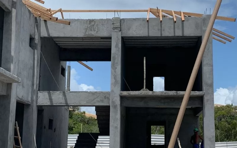 Construção de edifício inacabado com estrutura visível.
