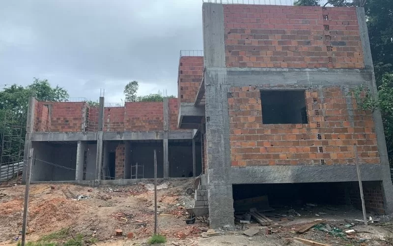 Construção de edifício residencial em tijolo aparente.