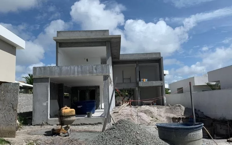 Construção de casa moderna em fase inicial.