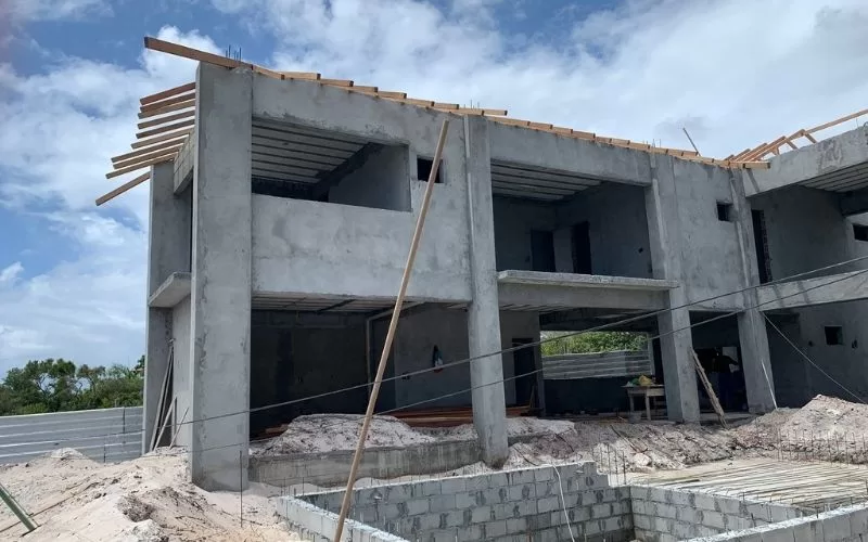 Construção de edifício com estrutura de betão inacabada.