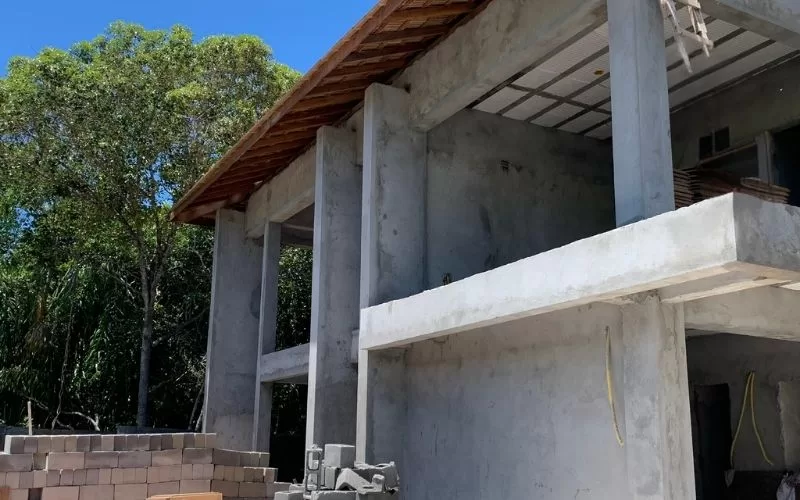 Construção de casa moderna em concreto.