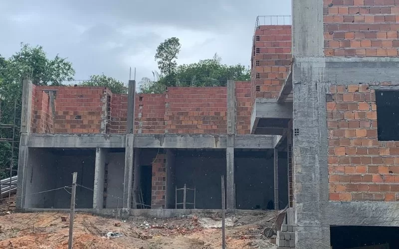 Construção de edifício de tijolos em andamento.