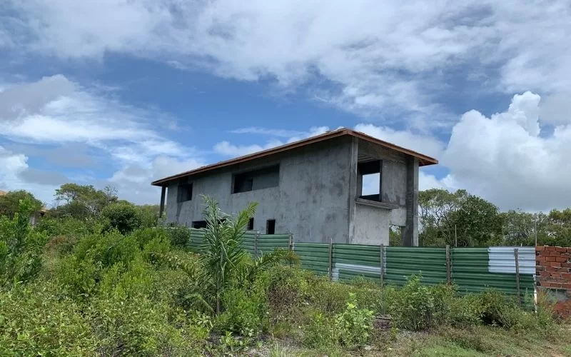 Casa em construção no campo.