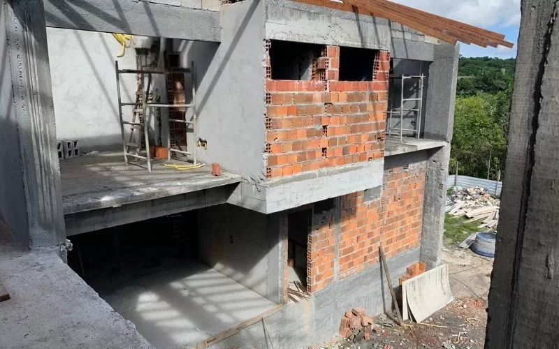 Construção de casa em fase inicial.