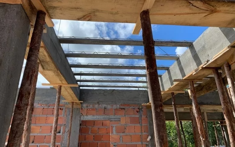 Estrutura de construção com pilares e vigas de concreto.