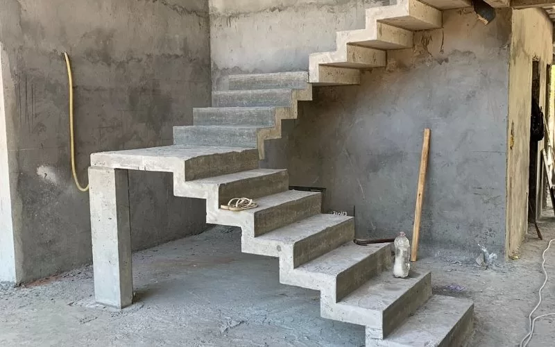 Escadaria de concreto inacabada em construção.