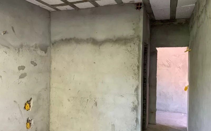 Parede de cimento em construção inacabada.