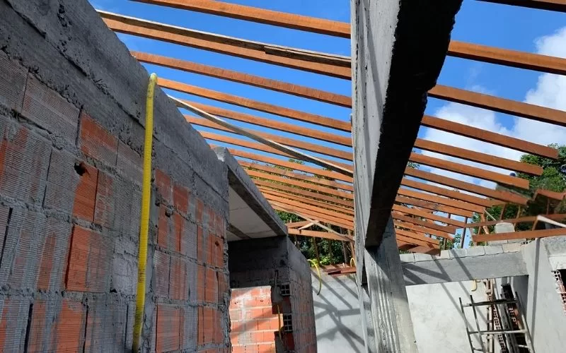 Construção de telhado em estrutura de madeira.