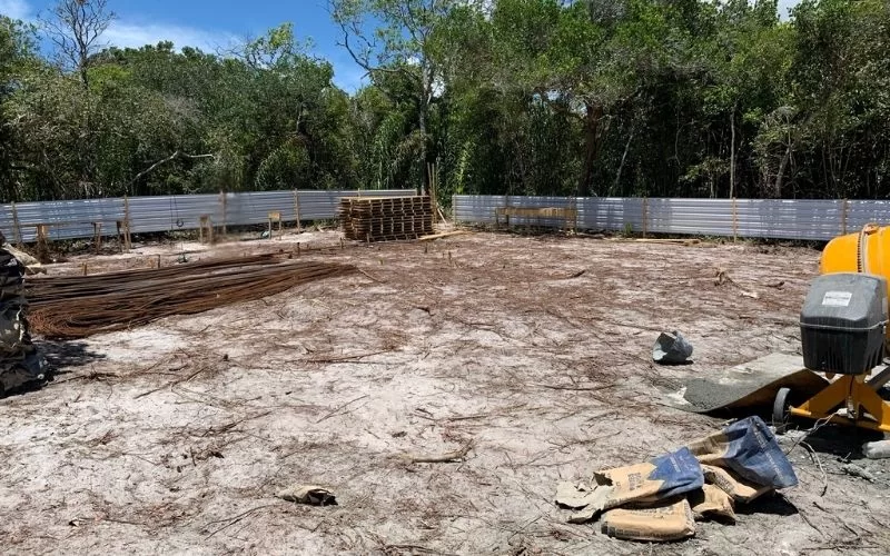 Construção de fundações em terreno vazio e limpo.