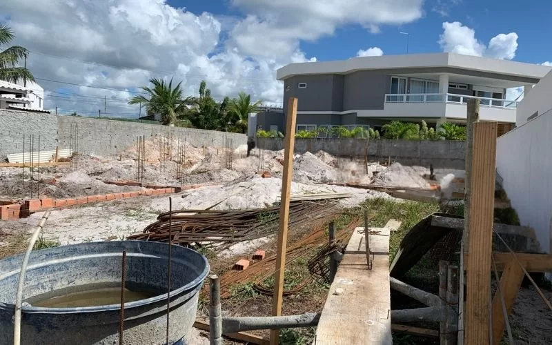 Construção residencial em andamento com materiais no local.