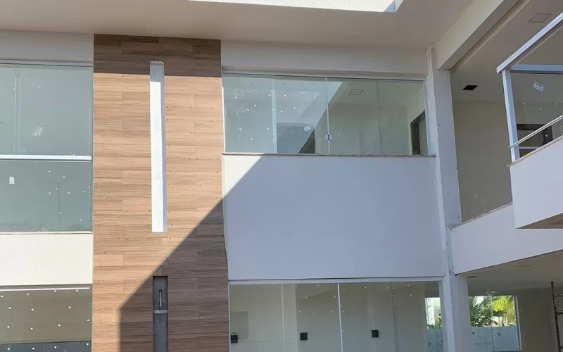 Fachada moderna com madeira e vidro.
