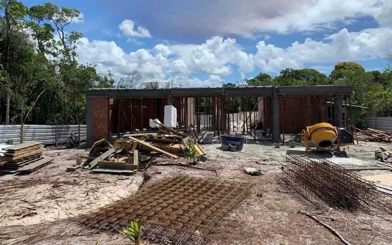 Construção de casa em progresso no campo