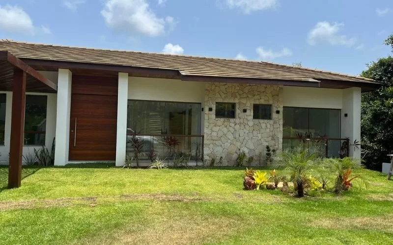 Fachada de casa moderna com jardim verde.