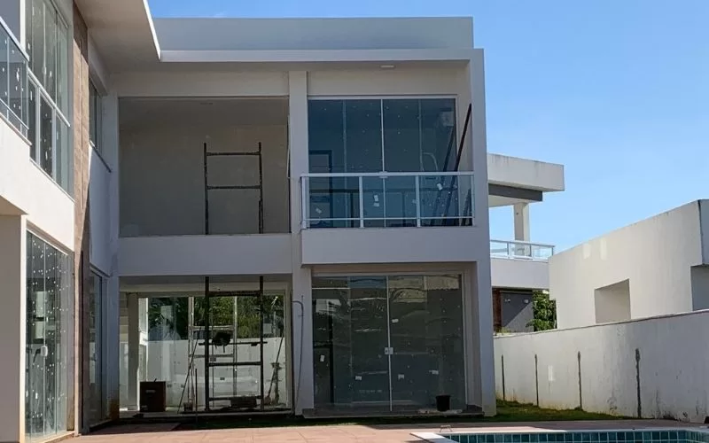 Casa moderna com piscina e vidro.