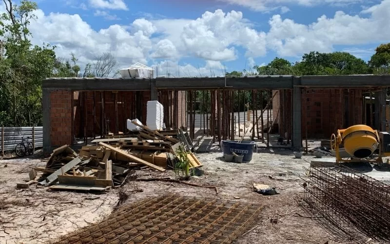 Construção de casa com materiais ao ar livre.