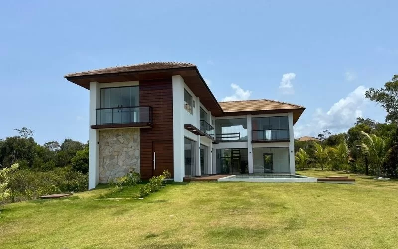 Casa moderna num jardim amplo e verde.