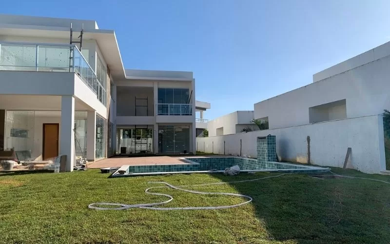 Casa moderna com piscina em construção.