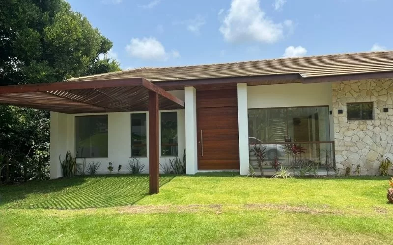 Casa moderna com jardim verde em Portugal.