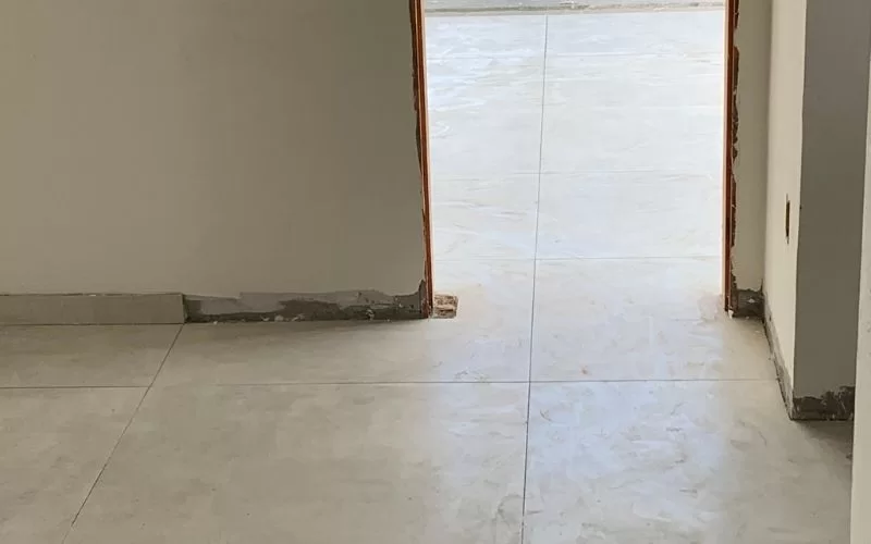 Obra em progresso com chão de azulejo.