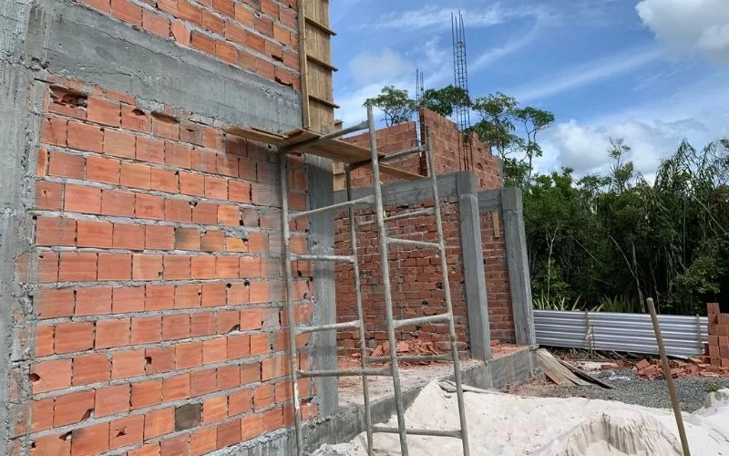 Construção de parede de tijolos no exterior.