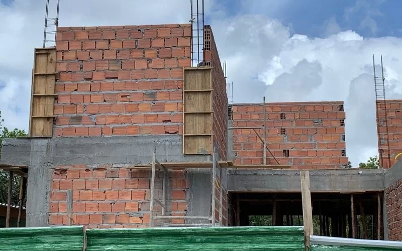 Construção de edifício em tijolos vermelho