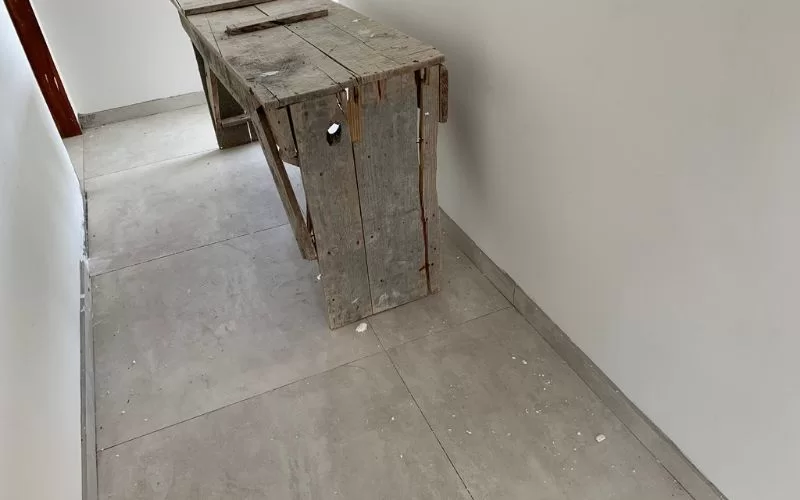 Mesa de madeira rústica em corredor.