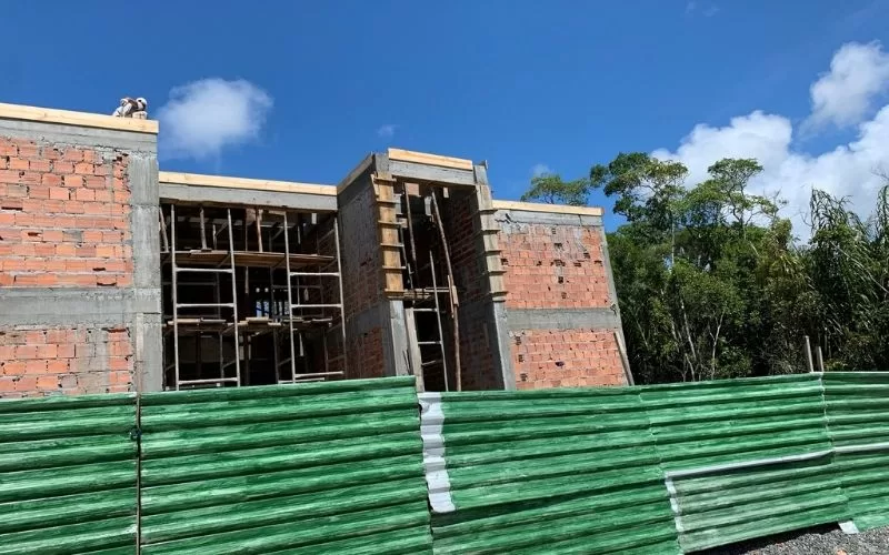 Construção de edifício em andamento com céu azul.