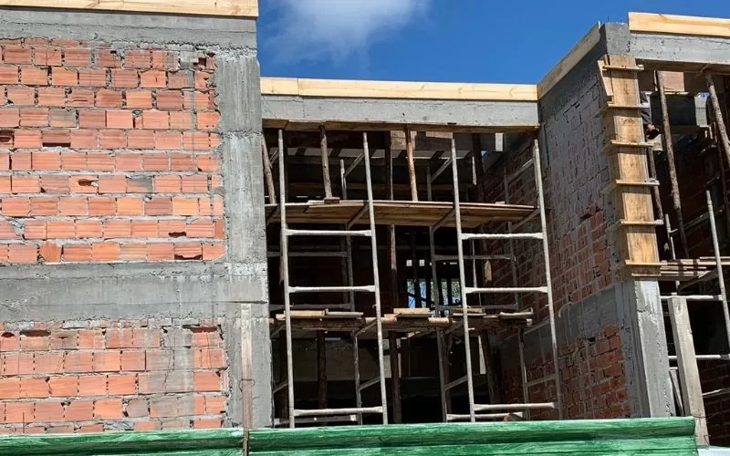 Construção de edifício em tijolo vermelho.