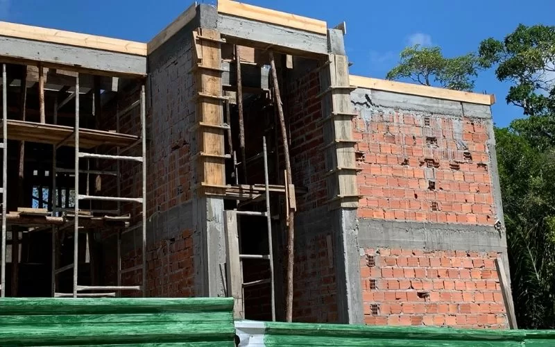 Construção de edifício em alvenaria tijolo e madeira.
