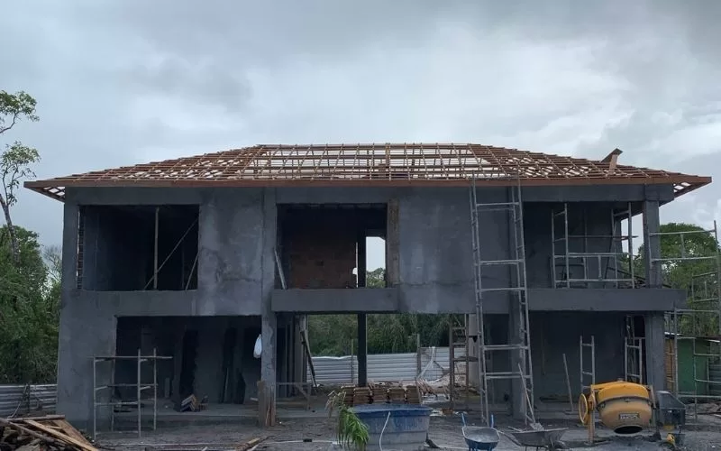 Construção de casa em fase inicial.