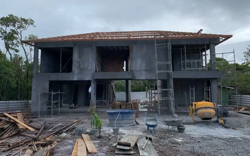 Construção de casa em andamento com andaimes.