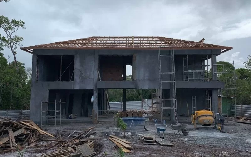 Construção de casa em fase inicial.