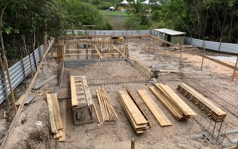 Construção de edifício com madeira e metal.