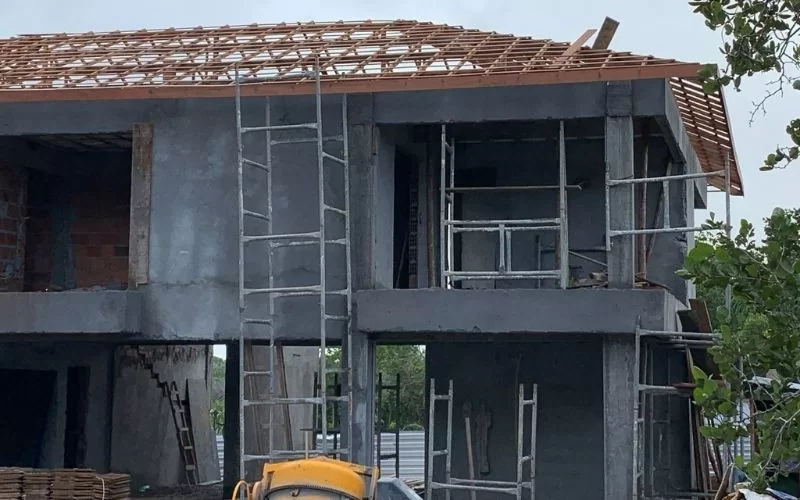 Construção de casa com andaimes e tetos em estrutura