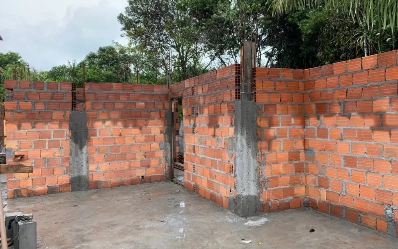 Parede de tijolos em construção ao ar livre.