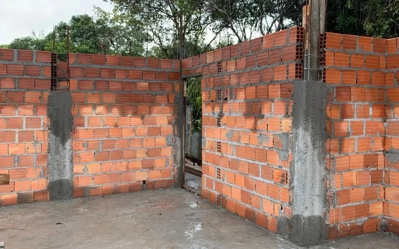 Paredes de tijolos em construção com cimento.