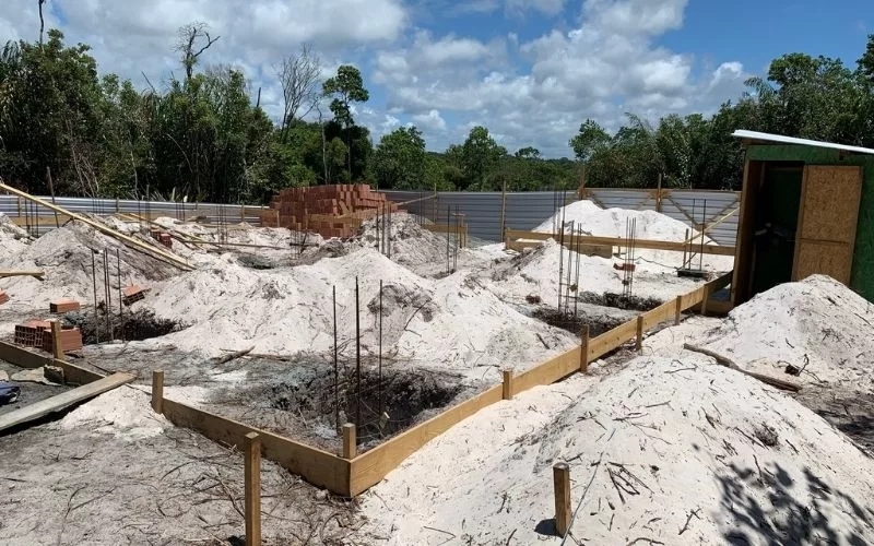 Zona de construção com fundações em areia.