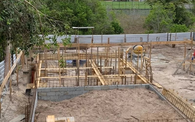 Construção de casa com estruturas de madeira.